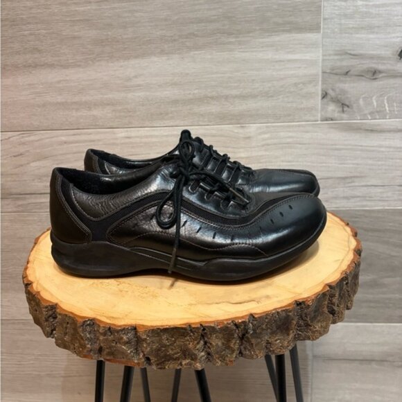 Clarks Wave Black Leather Oxford Lace Up Shoe Sneakers Size 7.5 - like new! - Picture 1 of 9